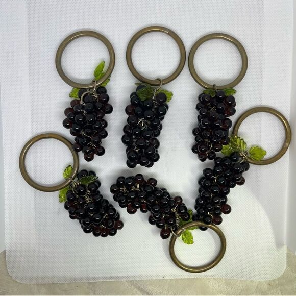 Vintage Set of 6‎ Purple Glass Napkin Rings Each w Dangling Glass Grape Clusters - Picture 1 of 2